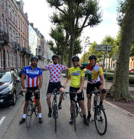 CONSEIL DE VOYAGE : TOUR DE PRESSIGNY DANS UN LOOK RÉTRO ASSORTI